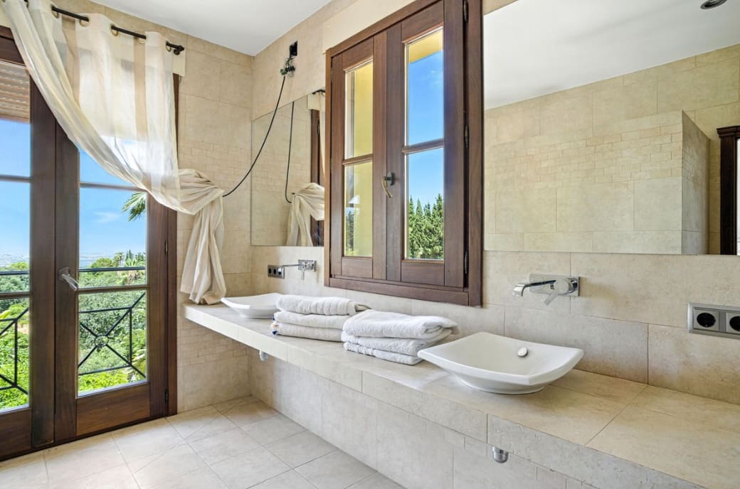 6 bedroom Villa for sale in Alhaurin el Grande with pool garage - € 2,200,000 (Ref: 9933689)