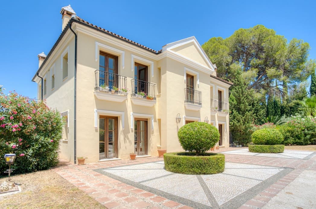 6 bedroom Villa for sale in Alhaurin el Grande with pool garage - € 2,200,000 (Ref: 9933689)