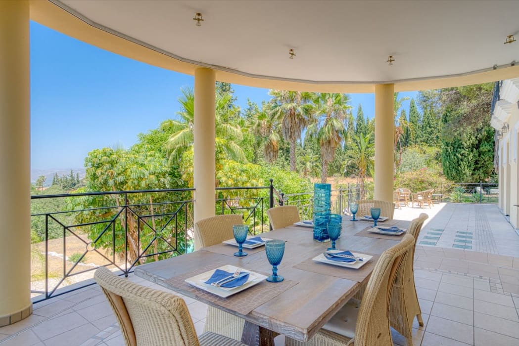 6 bedroom Villa for sale in Alhaurin el Grande with pool garage - € 2,200,000 (Ref: 9933689)