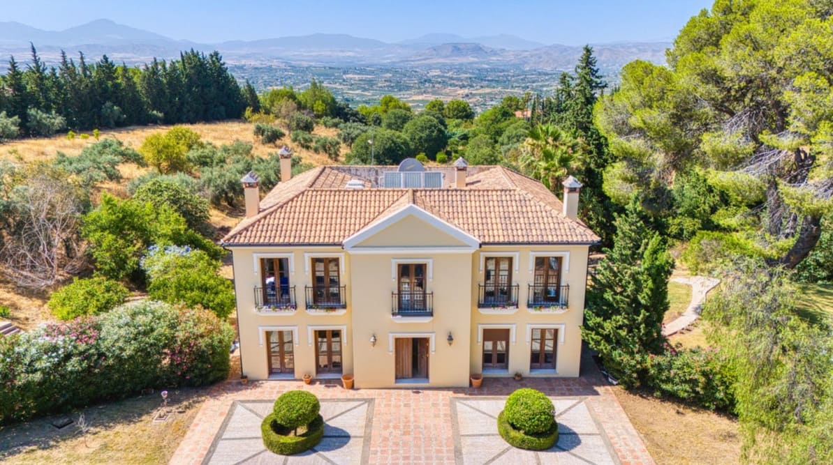 6 bedroom Villa for sale in Alhaurin el Grande with pool garage - € 2,200,000 (Ref: 9933689)