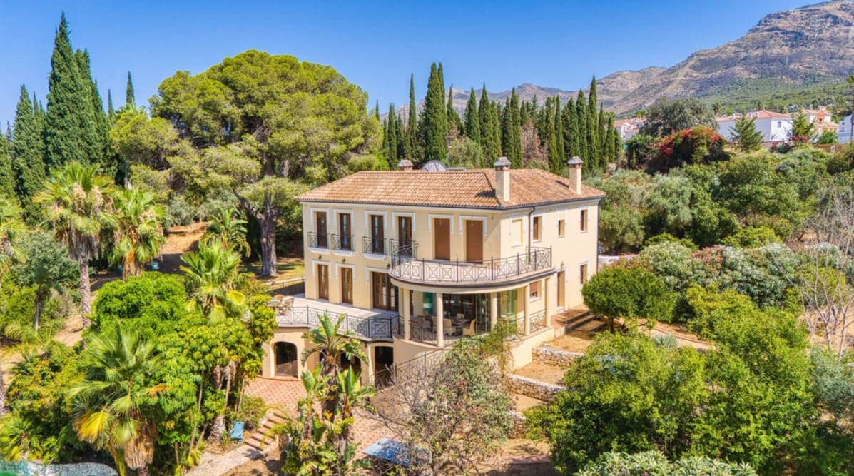 6 bedroom Villa for sale in Alhaurin el Grande with pool garage - € 2,200,000 (Ref: 9933689)