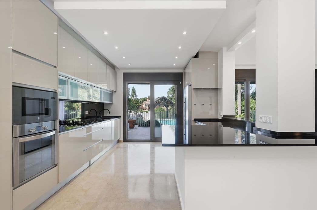 5 bedroom Villa for sale in Marbella with pool garage - € 2,075,000 (Ref: 9947378)