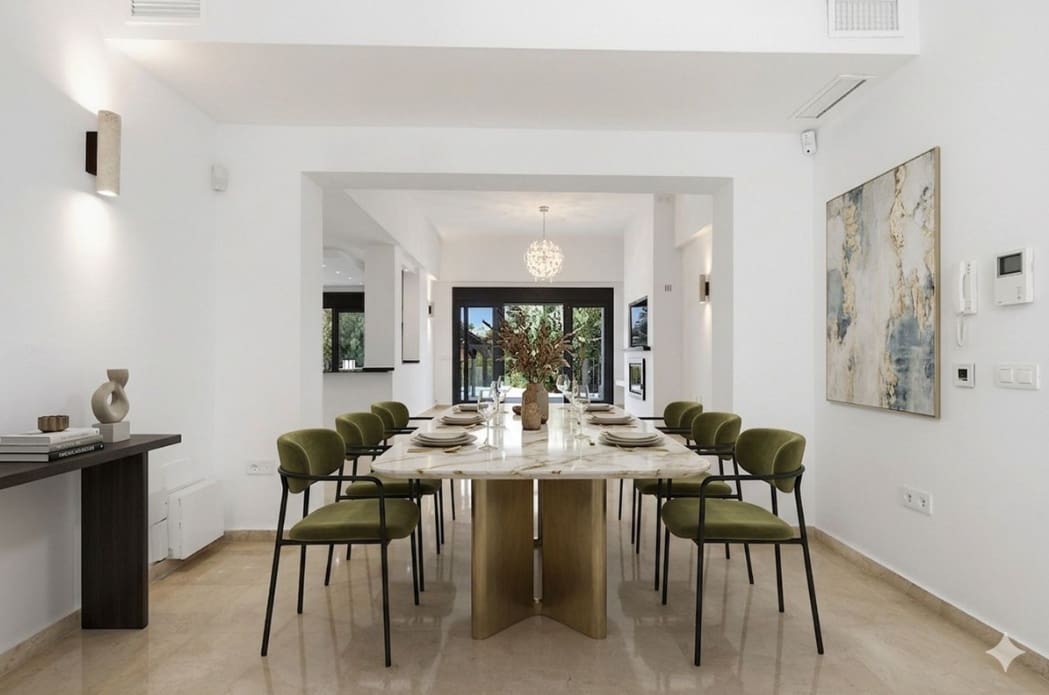 5 bedroom Villa for sale in Marbella with pool garage - € 2,075,000 (Ref: 9947378)