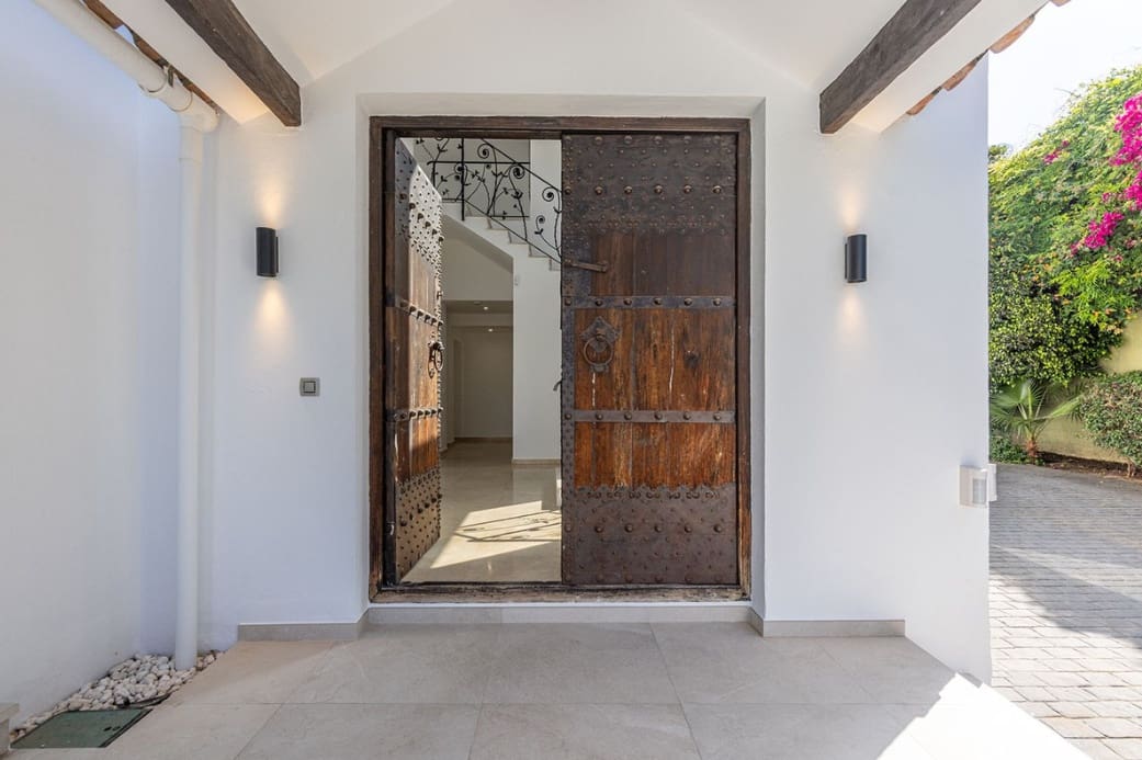 5 bedroom Villa for sale in Marbella with pool garage - € 2,075,000 (Ref: 9947378)