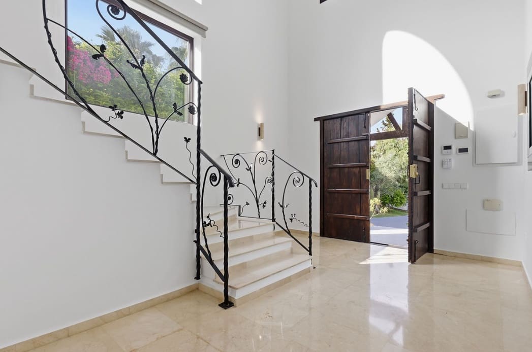 5 bedroom Villa for sale in Marbella with pool garage - € 2,075,000 (Ref: 9947378)