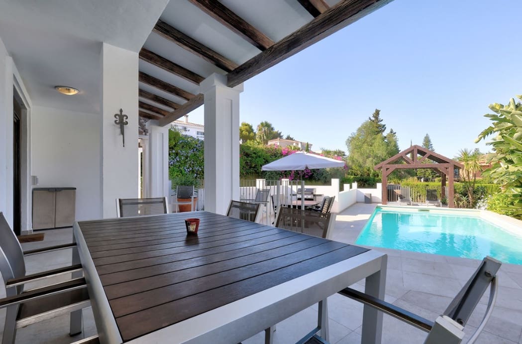 5 bedroom Villa for sale in Marbella with pool garage - € 2,075,000 (Ref: 9947378)