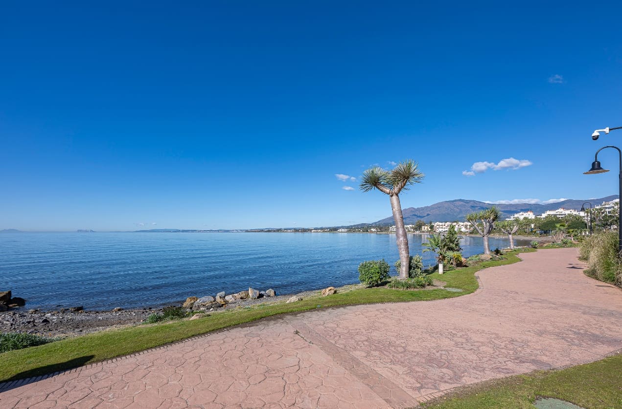 3 sypialnia Apartament na sprzedaż w Marbella z basenem garażem - 2 395 000 € (Ref: 9952039)