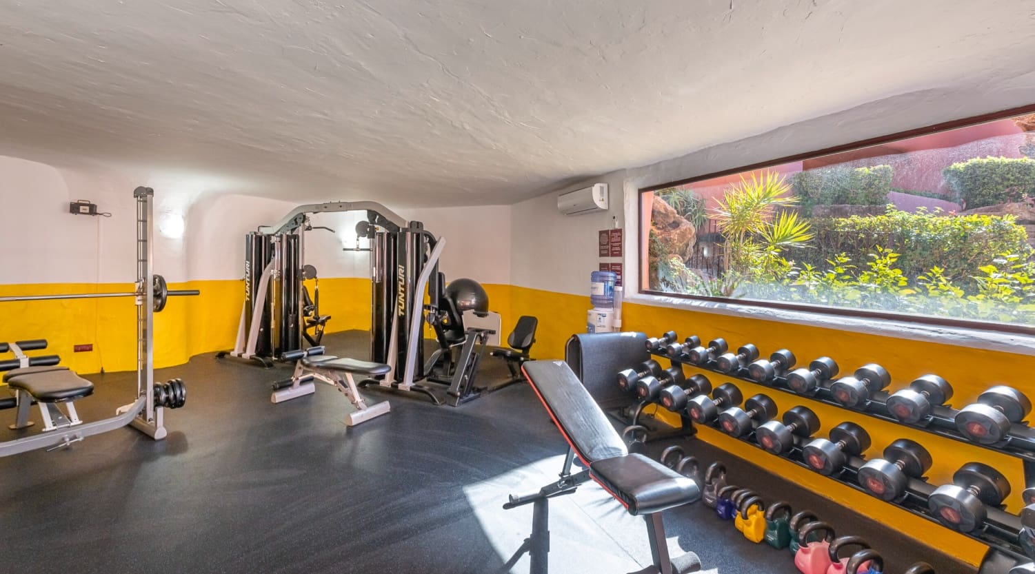 3 sypialnia Apartament na sprzedaż w Marbella z basenem garażem - 2 395 000 € (Ref: 9952039)
