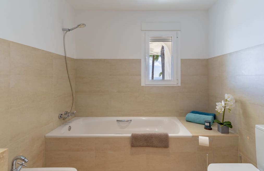 6 bedroom Villa for sale in Sotogrande with pool garage - € 1,780,000 (Ref: 9953922)