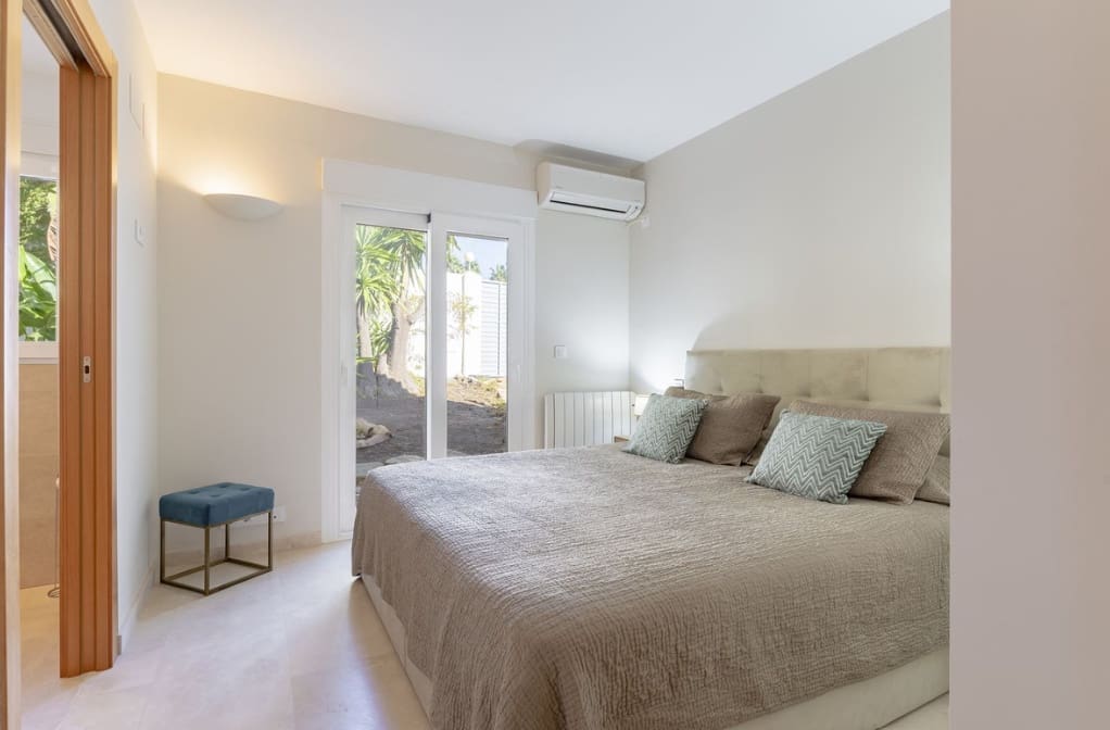 6 bedroom Villa for sale in Sotogrande with pool garage - € 1,780,000 (Ref: 9953922)
