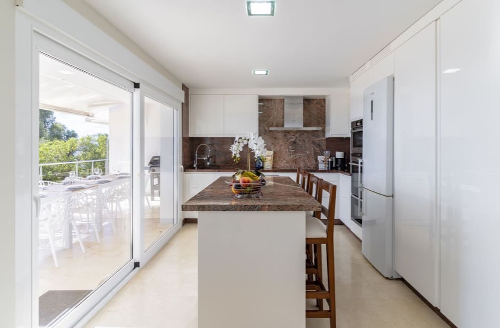 6 bedroom Villa for sale in Sotogrande with pool garage - € 1,780,000 (Ref: 9953922)
