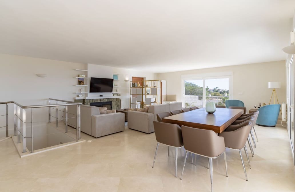 6 bedroom Villa for sale in Sotogrande with pool garage - € 1,780,000 (Ref: 9953922)