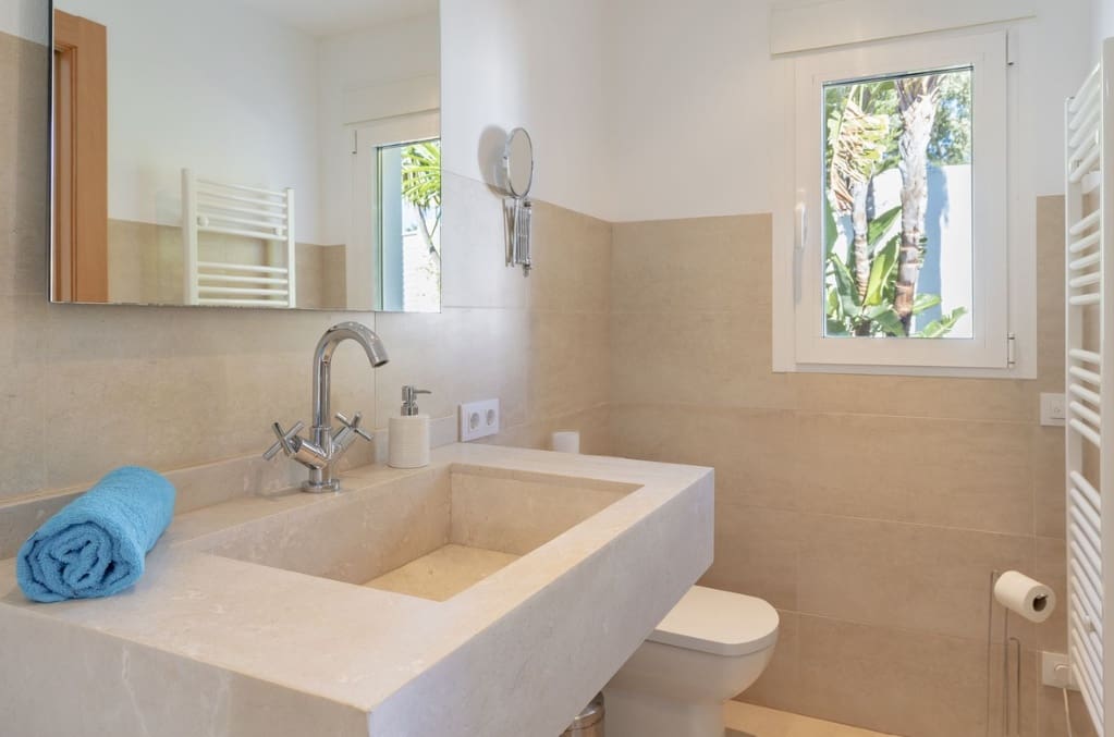 6 bedroom Villa for sale in Sotogrande with pool garage - € 1,780,000 (Ref: 9953922)