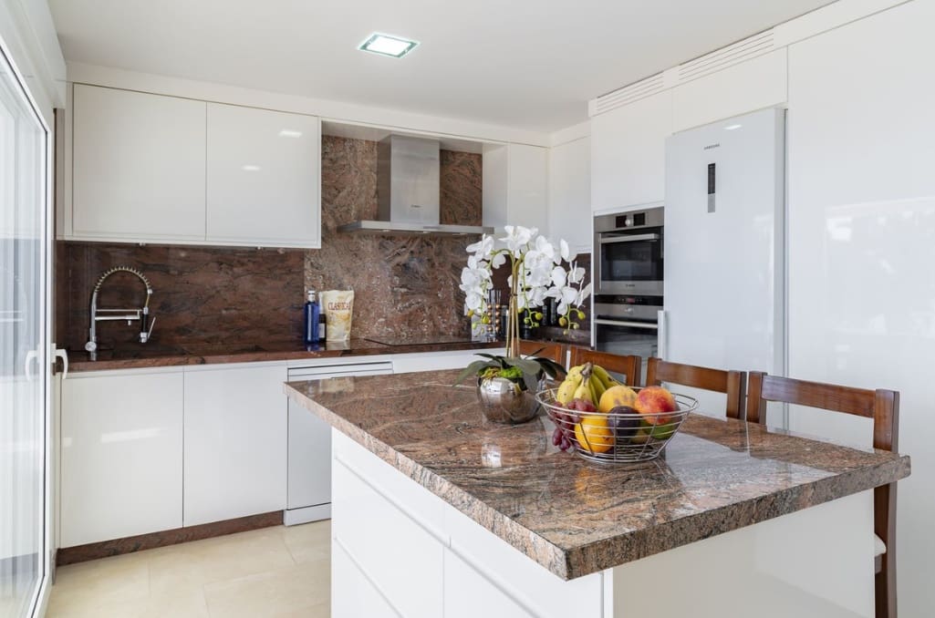6 bedroom Villa for sale in Sotogrande with pool garage - € 1,780,000 (Ref: 9953922)