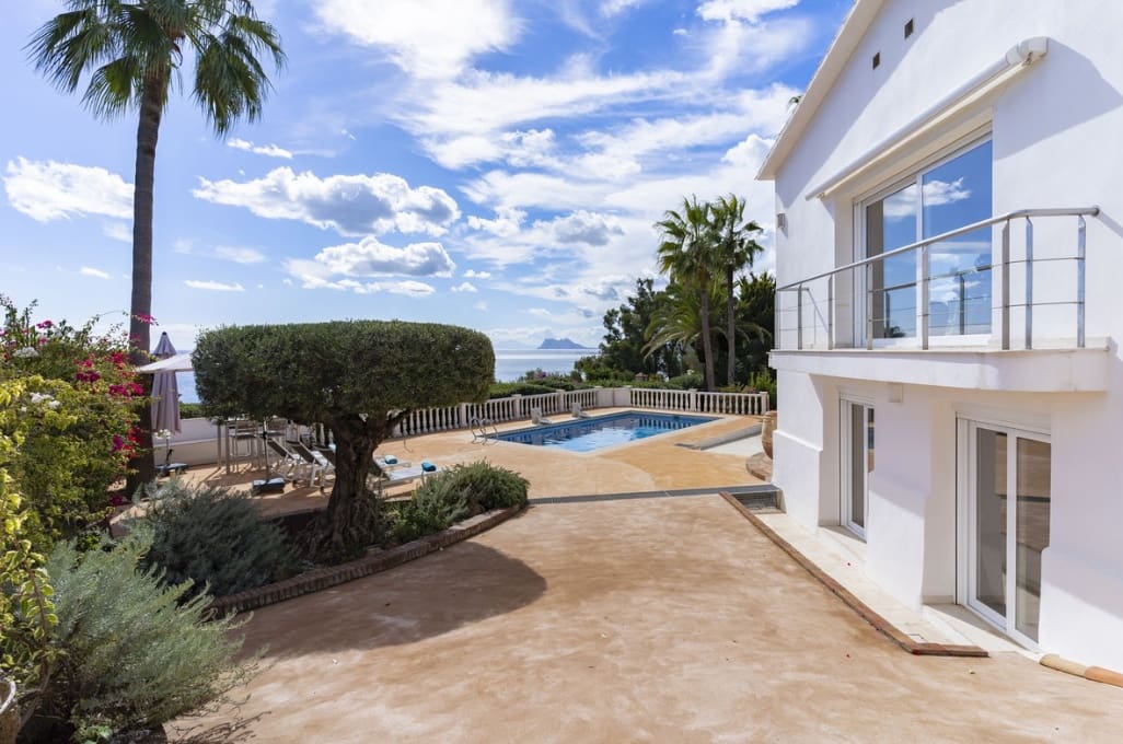 6 bedroom Villa for sale in Sotogrande with pool garage - € 1,780,000 (Ref: 9953922)