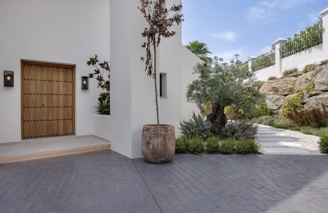 4 bedroom Villa for sale in Marbella with pool garage - € 3,250,000 (Ref: 9959334)