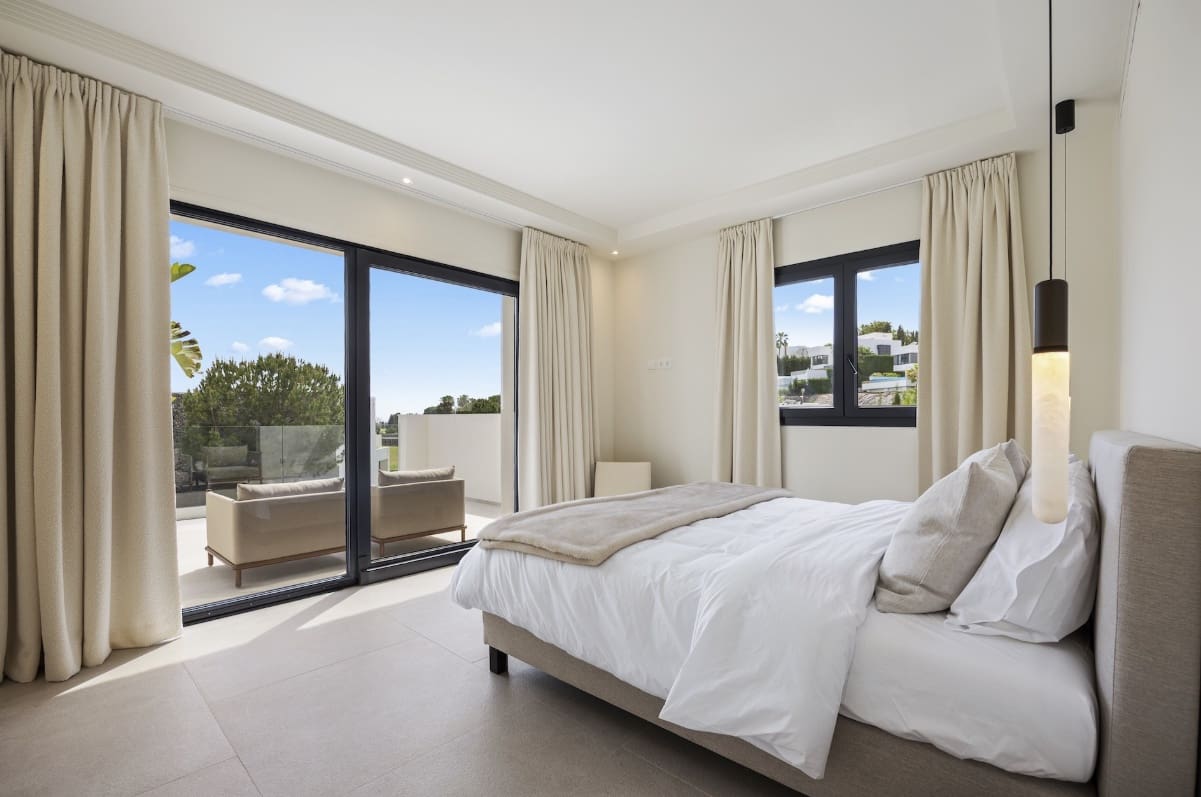 4 bedroom Villa for sale in Marbella with pool garage - € 3,250,000 (Ref: 9959334)