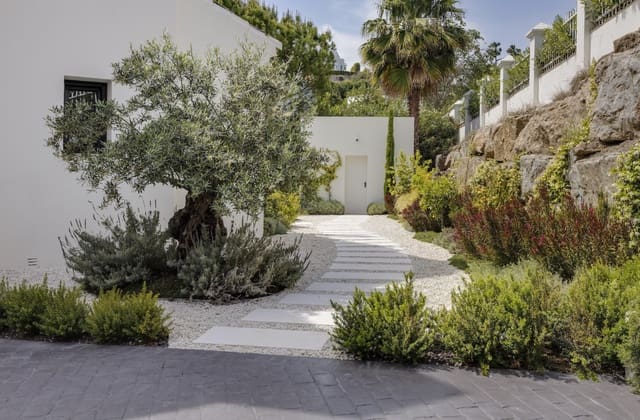 4 bedroom Villa for sale in Marbella with pool garage - € 3,250,000 (Ref: 9959334)