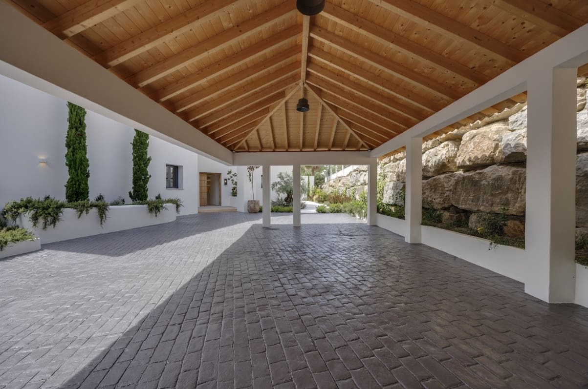 4 bedroom Villa for sale in Marbella with pool garage - € 3,250,000 (Ref: 9959334)
