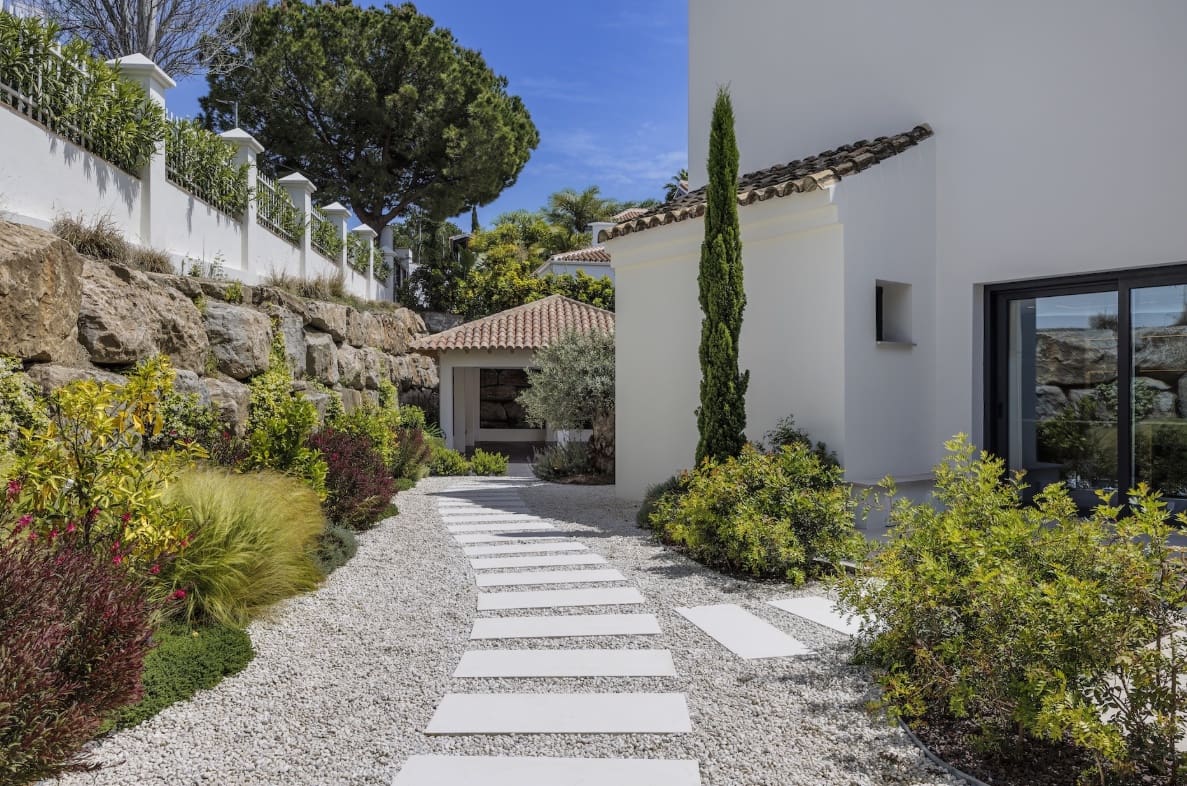 4 bedroom Villa for sale in Marbella with pool garage - € 3,250,000 (Ref: 9959334)