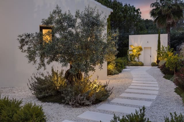 4 bedroom Villa for sale in Marbella with pool garage - € 3,250,000 (Ref: 9959334)