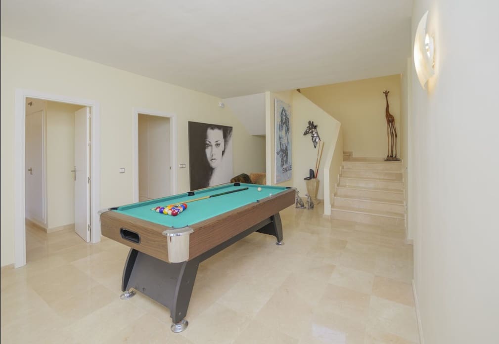 4 bedroom Villa for sale in Marbella with pool garage - € 1,950,000 (Ref: 9962271)