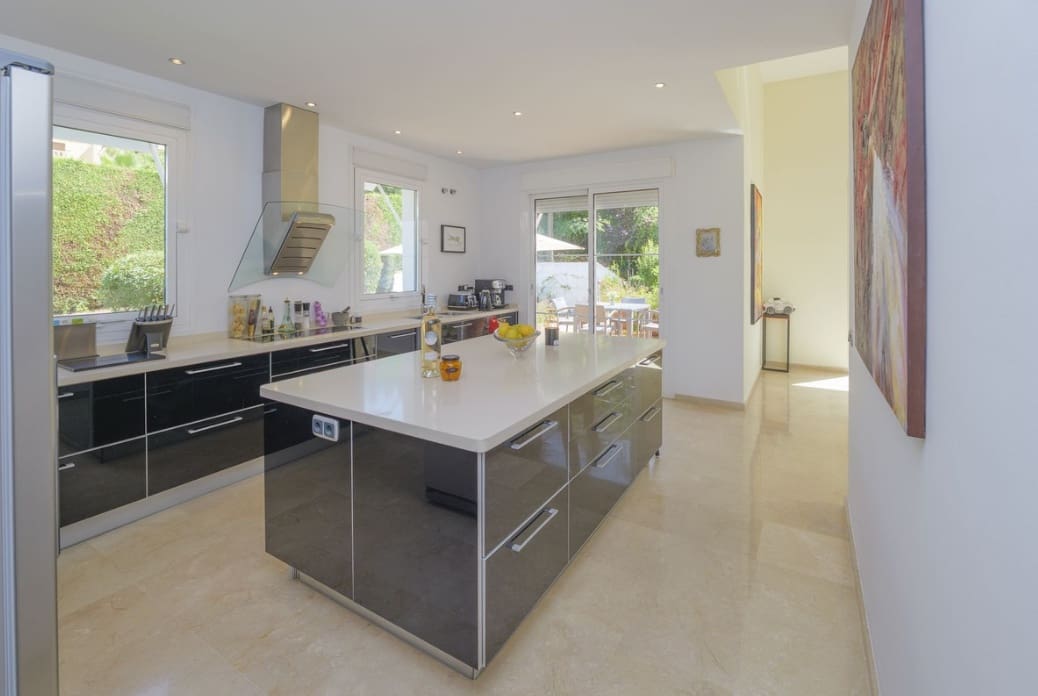 4 bedroom Villa for sale in Marbella with pool garage - € 1,950,000 (Ref: 9962271)