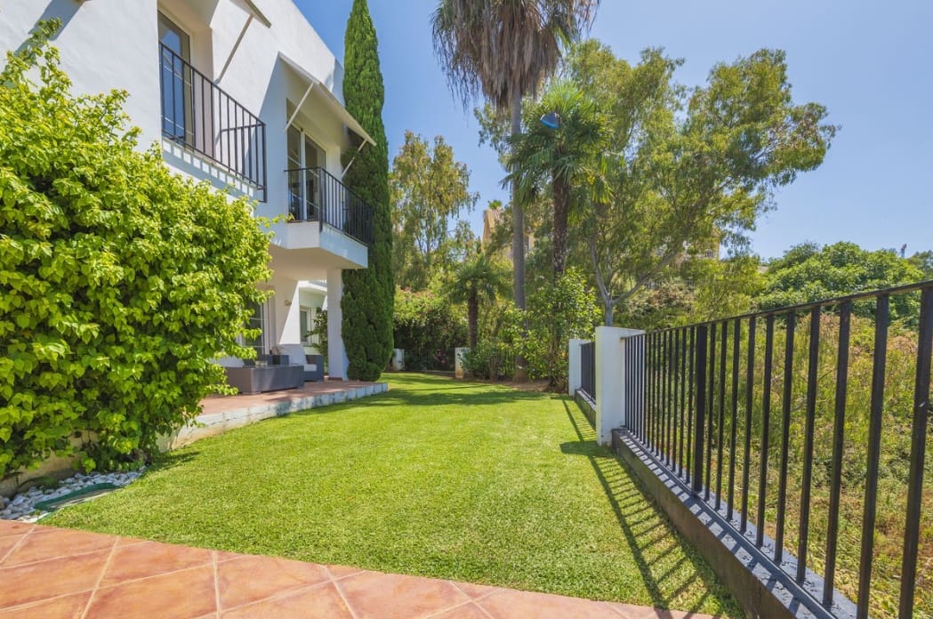 4 bedroom Villa for sale in Marbella with pool garage - € 1,950,000 (Ref: 9962271)