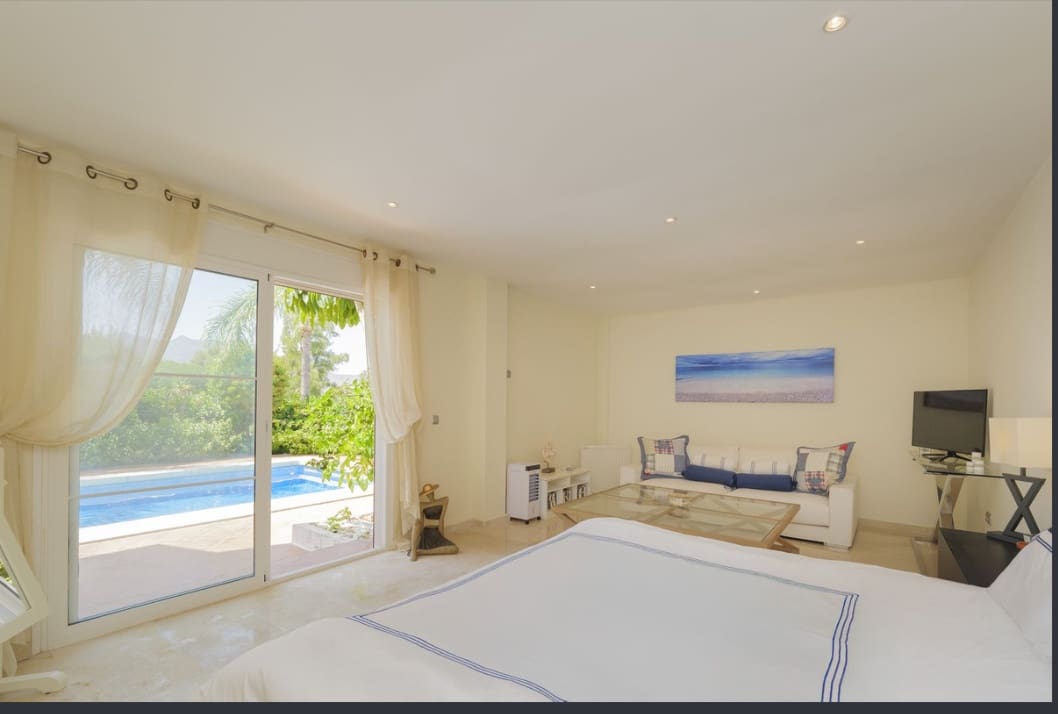 4 bedroom Villa for sale in Marbella with pool garage - € 1,950,000 (Ref: 9962271)