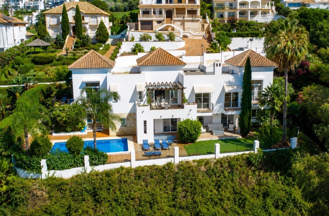 4 bedroom Villa for sale in Marbella with pool garage - € 1,950,000 (Ref: 9962271)