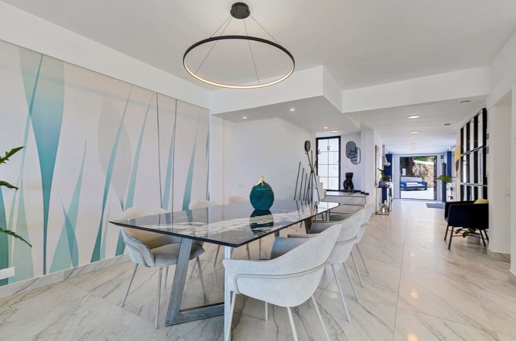 5 bedroom Villa for sale in Marbella - € 1,600,000 (Ref: 9967294)