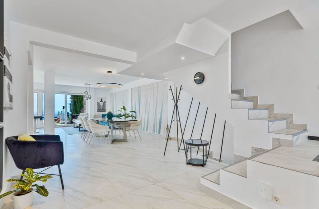 5 bedroom Villa for sale in Marbella - € 1,600,000 (Ref: 9967294)