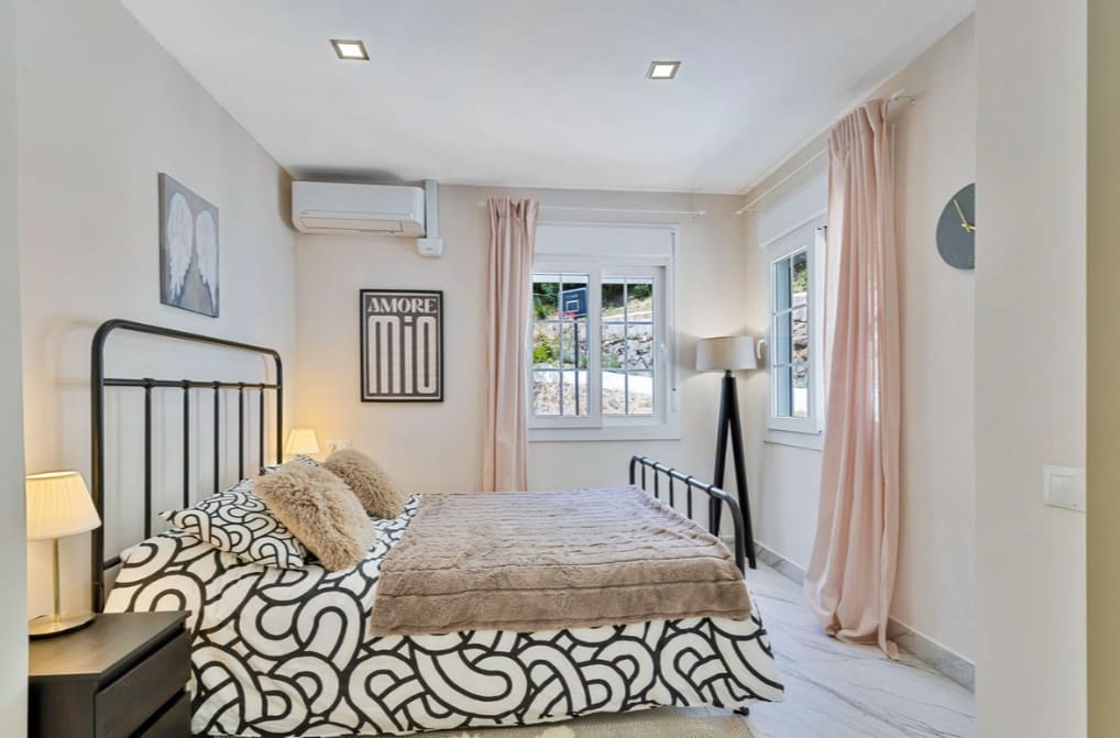 5 bedroom Villa for sale in Marbella - € 1,600,000 (Ref: 9967294)
