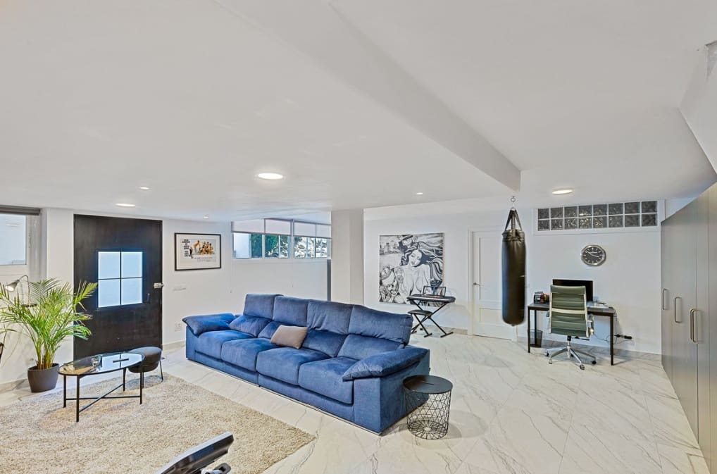 5 bedroom Villa for sale in Marbella - € 1,600,000 (Ref: 9967294)