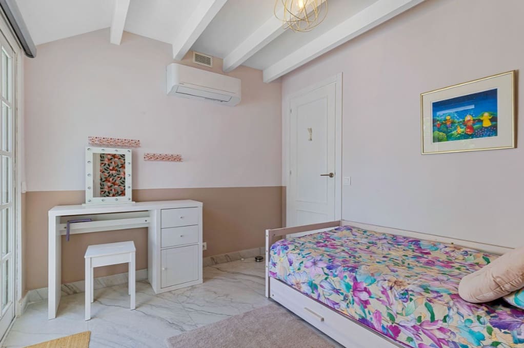 5 bedroom Villa for sale in Marbella - € 1,600,000 (Ref: 9967294)