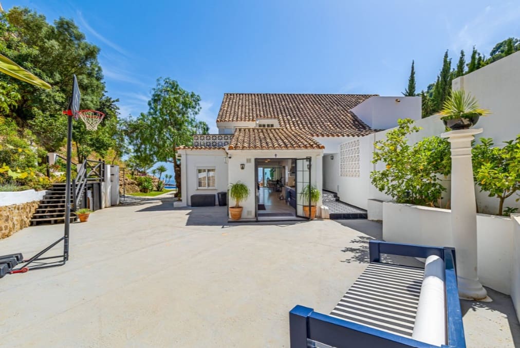 5 bedroom Villa for sale in Marbella - € 1,600,000 (Ref: 9967294)