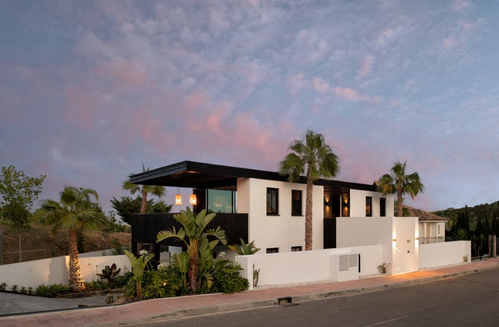 4 bedroom Villa for sale in Estepona with pool garage - € 1,190,000 (Ref: 9967299)