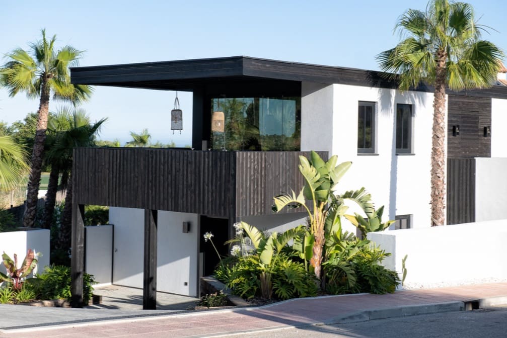4 bedroom Villa for sale in Estepona with pool garage - € 1,190,000 (Ref: 9967299)