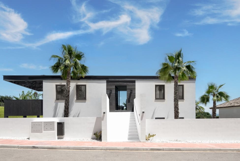 4 bedroom Villa for sale in Estepona with pool garage - € 1,190,000 (Ref: 9967299)