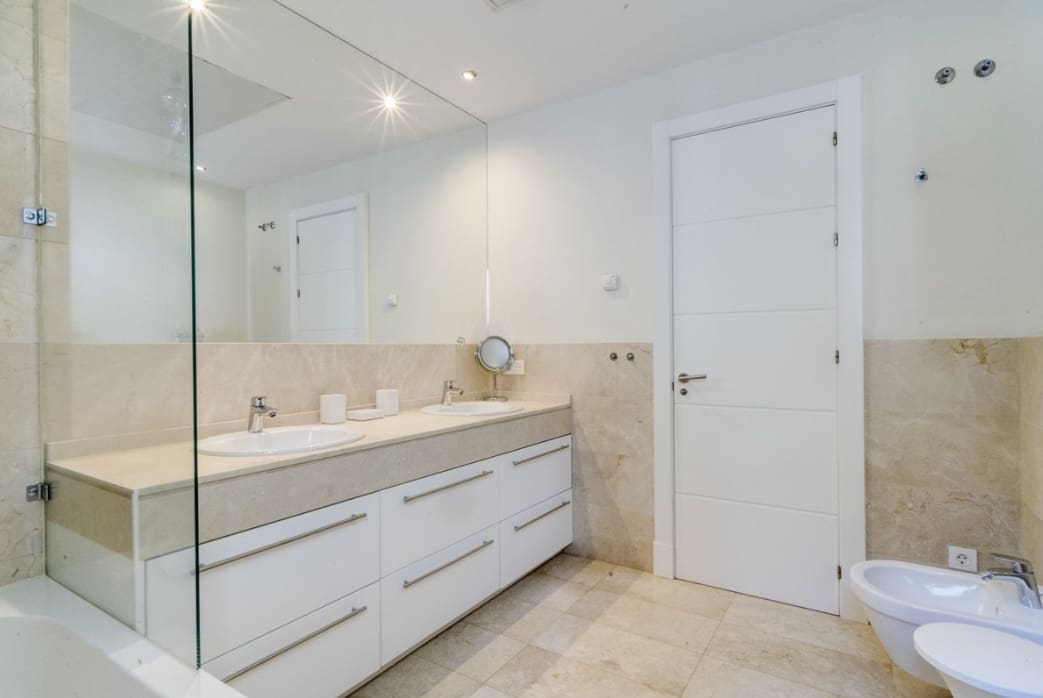 3 bedroom Villa for sale in Marbella with pool garage - € 2,200,000 (Ref: 9972940)