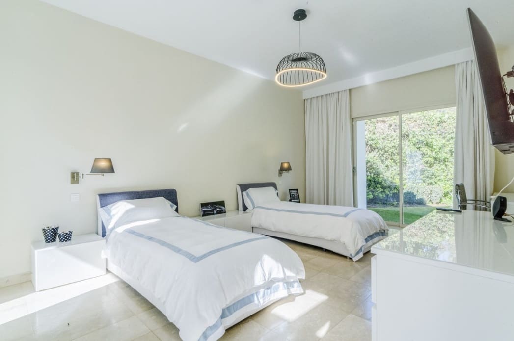 3 bedroom Villa for sale in Marbella with pool garage - € 2,200,000 (Ref: 9972940)