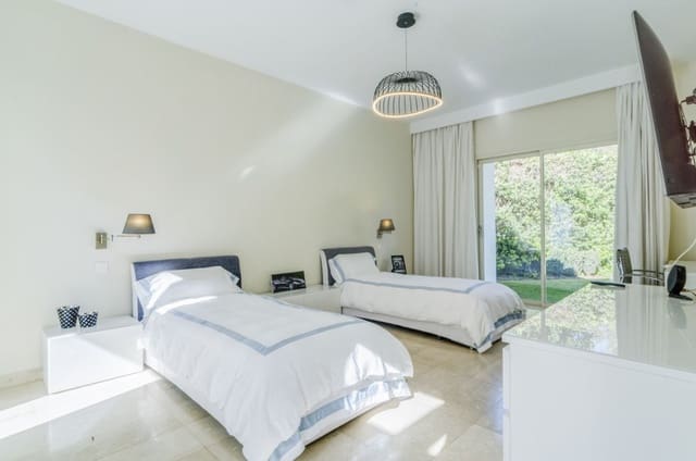 3 bedroom Villa for sale in Marbella with pool garage - € 2,200,000 (Ref: 9972940)