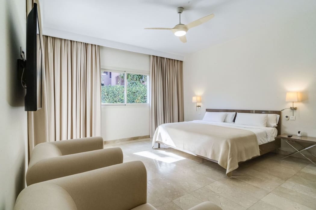 3 bedroom Villa for sale in Marbella with pool garage - € 2,200,000 (Ref: 9972940)