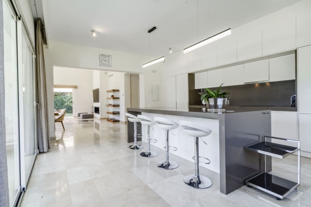 3 bedroom Villa for sale in Marbella with pool garage - € 2,200,000 (Ref: 9972940)