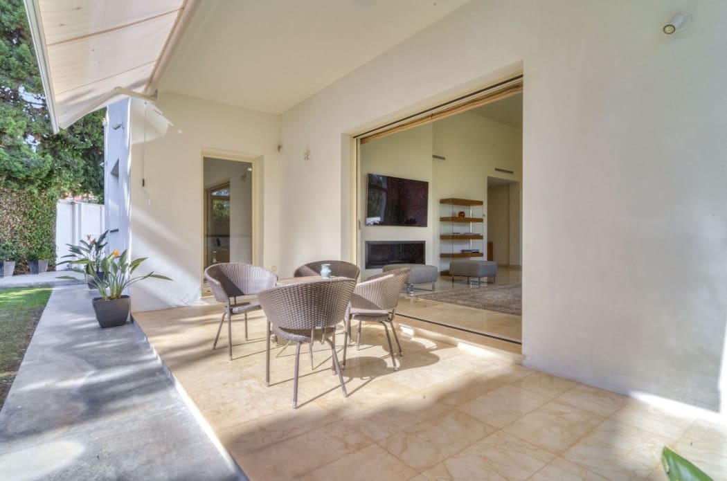 3 bedroom Villa for sale in Marbella with pool garage - € 2,200,000 (Ref: 9972940)