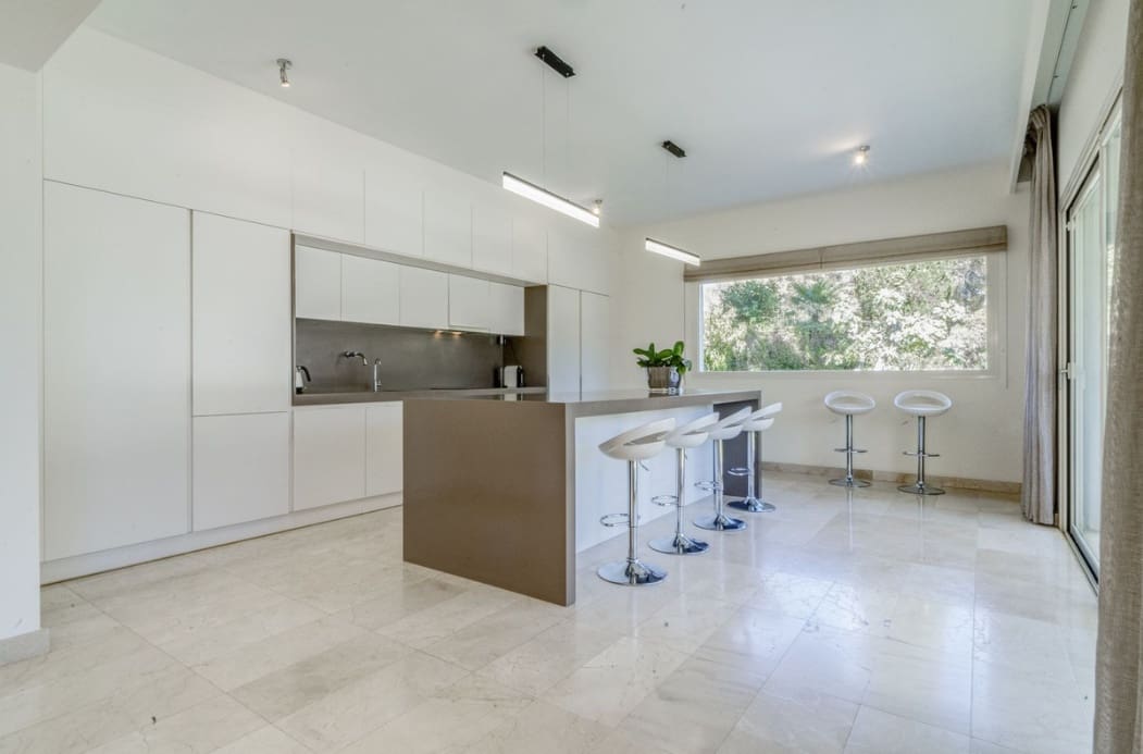 3 bedroom Villa for sale in Marbella with pool garage - € 2,200,000 (Ref: 9972940)