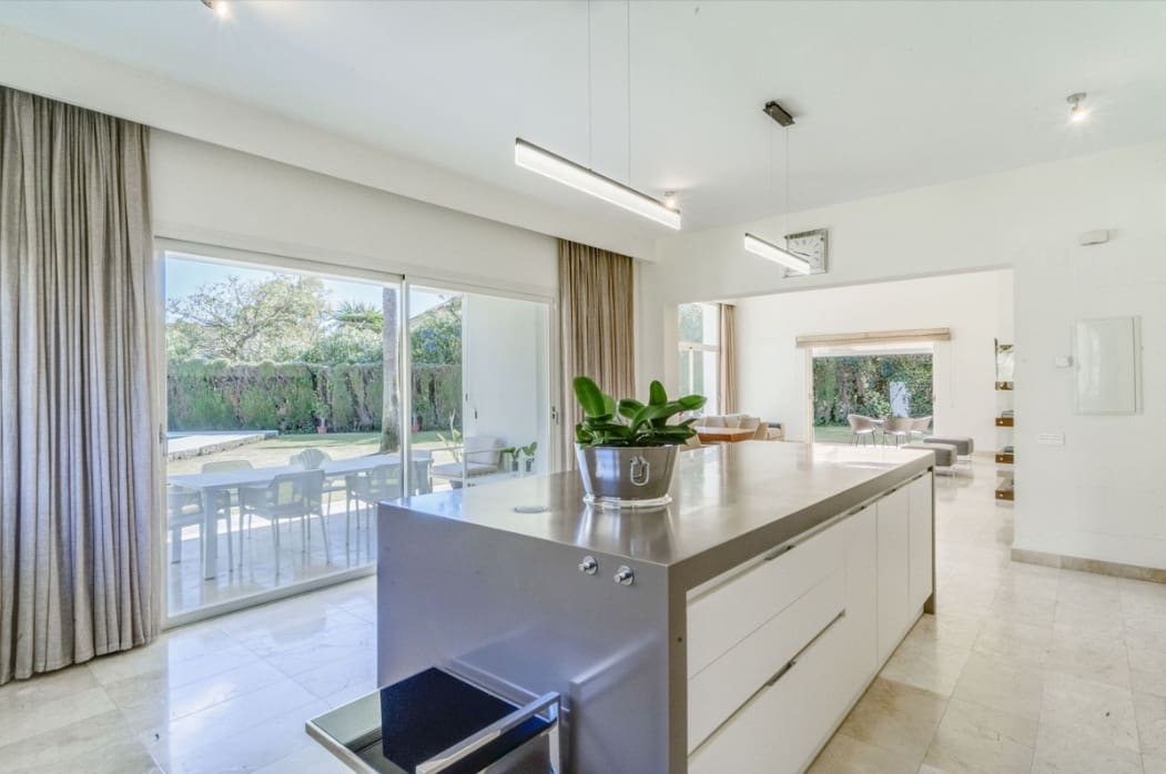 3 bedroom Villa for sale in Marbella with pool garage - € 2,200,000 (Ref: 9972940)