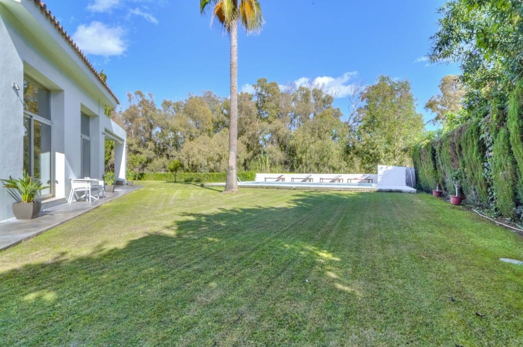3 bedroom Villa for sale in Marbella with pool garage - € 2,200,000 (Ref: 9972940)