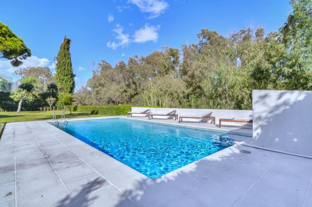 3 bedroom Villa for sale in Marbella with pool garage - € 2,200,000 (Ref: 9972940)