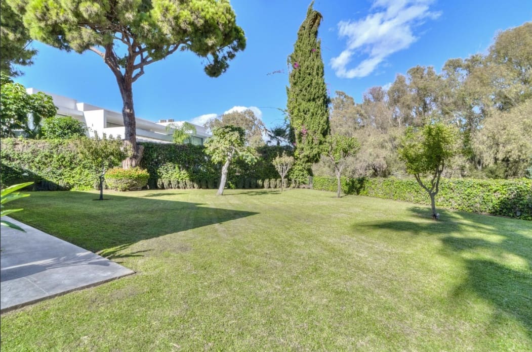 3 bedroom Villa for sale in Marbella with pool garage - € 2,200,000 (Ref: 9972940)
